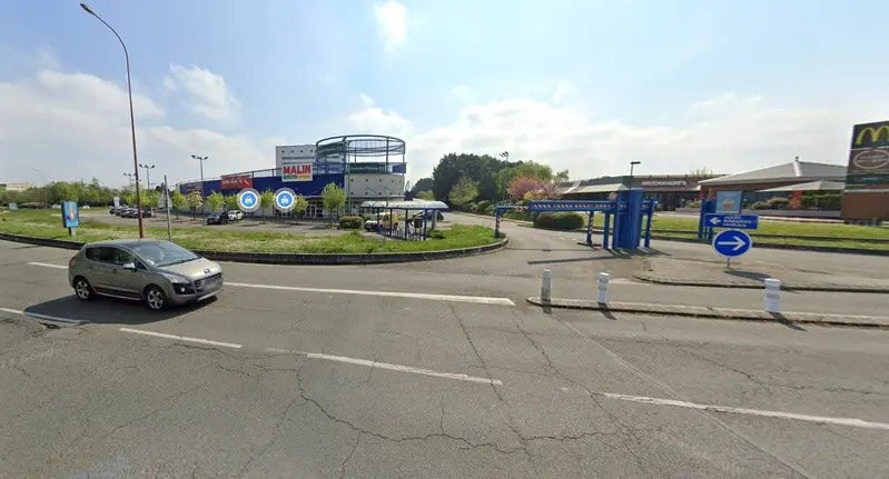 Local commercial dans Maurepas à louer - Photo de l’immeuble – Image 3 sur 4