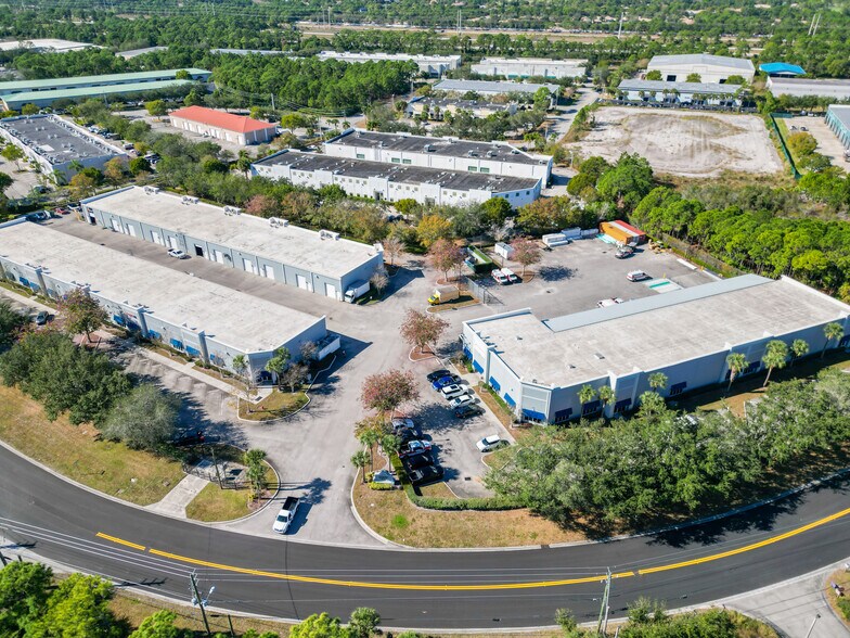 660 NW Enterprise Dr, Port Saint Lucie, FL à louer - Photo de l’immeuble – Image 1 sur 14