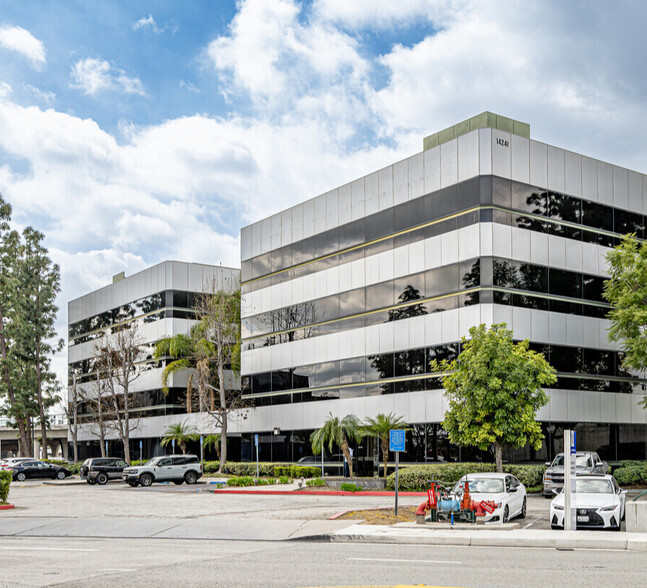 14241 E Firestone Blvd, La Mirada, CA à louer - Photo de l’immeuble – Image 1 sur 14