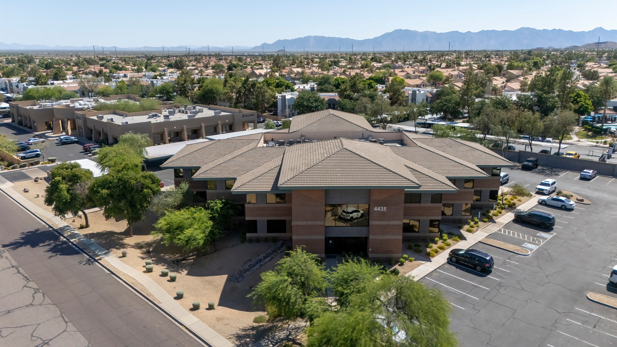 4435 E chandler Blvd, Phoenix, AZ à louer Photo de l’immeuble– Image 1 sur 14