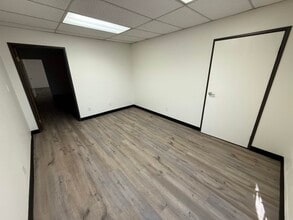 8030-8040 Remmet Ave, Canoga Park, CA à louer Photo intérieure– Image 2 sur 6