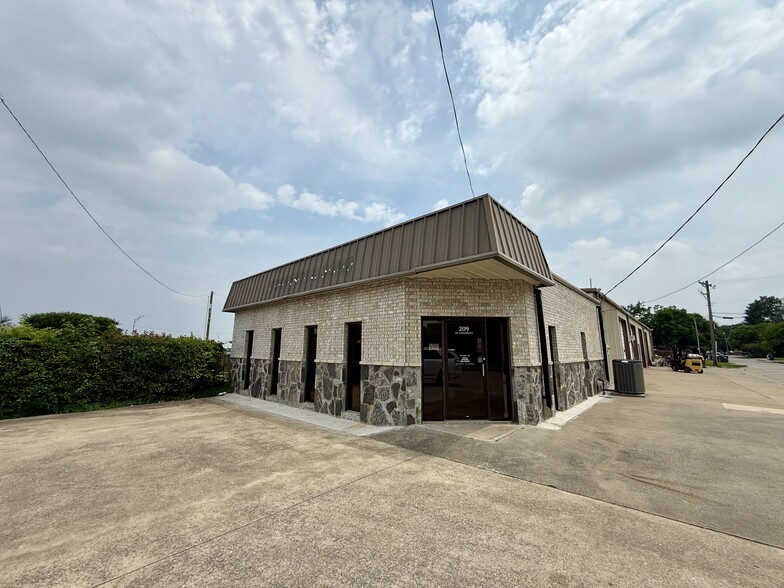 209 W University Dr, McKinney, TX à louer - Photo de l’immeuble – Image 3 sur 17