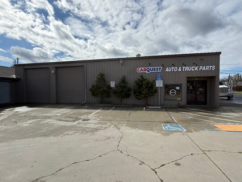 412 S Yosemite Ave, Oakdale, CA à vendre - Photo de l’immeuble – Image 3 sur 10