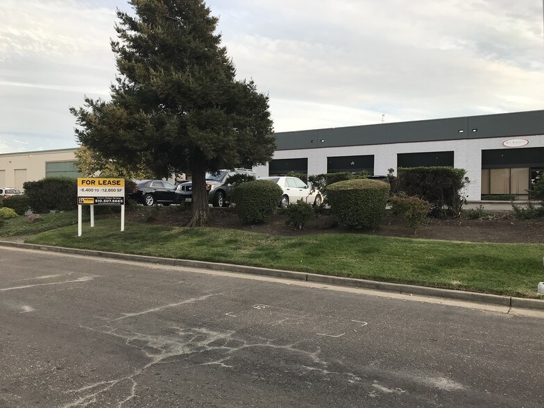 5045 Fulton Dr, Fairfield, CA à louer - Photo principale – Image 1 sur 5