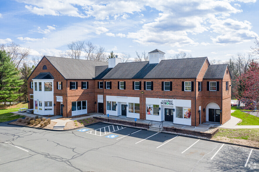 1051 Farmington Ave, Farmington, CT à louer - Photo de l’immeuble – Image 1 sur 32
