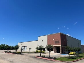 17657 Telge Rd, Cypress, TX à louer Photo de l’immeuble– Image 1 sur 5