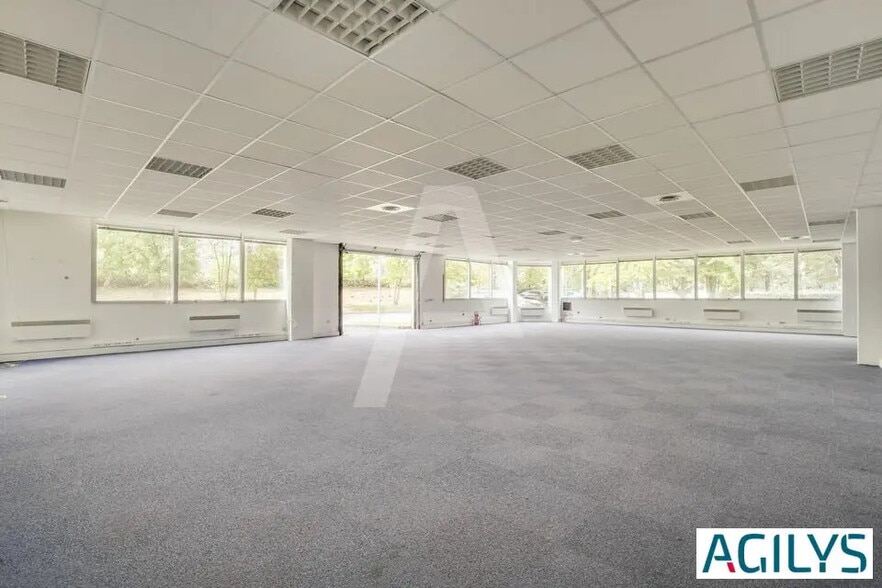 Local d’activités dans Les Ulis à louer - Photo intérieure – Image 1 sur 5