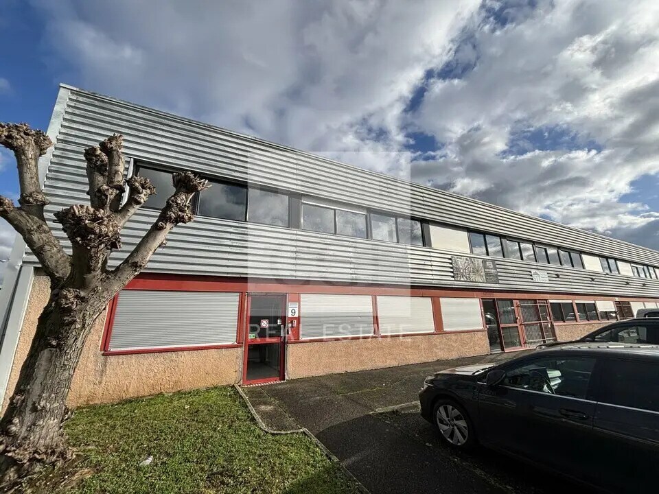 Local d’activités dans Vaulx-en-Velin à louer Photo de l’immeuble– Image 1 sur 13