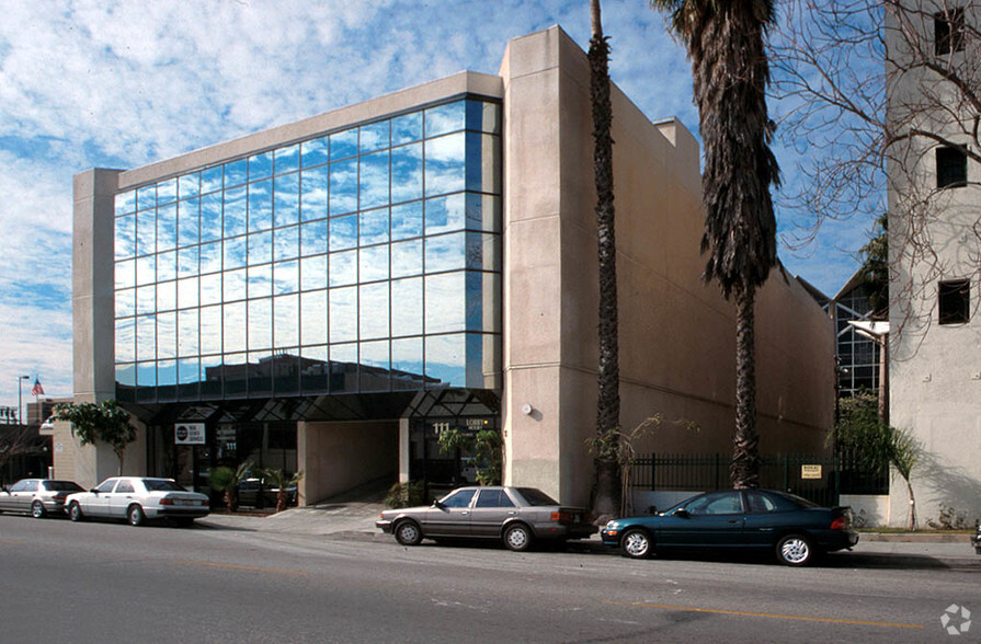111 N Jackson St, Glendale, CA à louer - Photo de l’immeuble – Image 1 sur 2