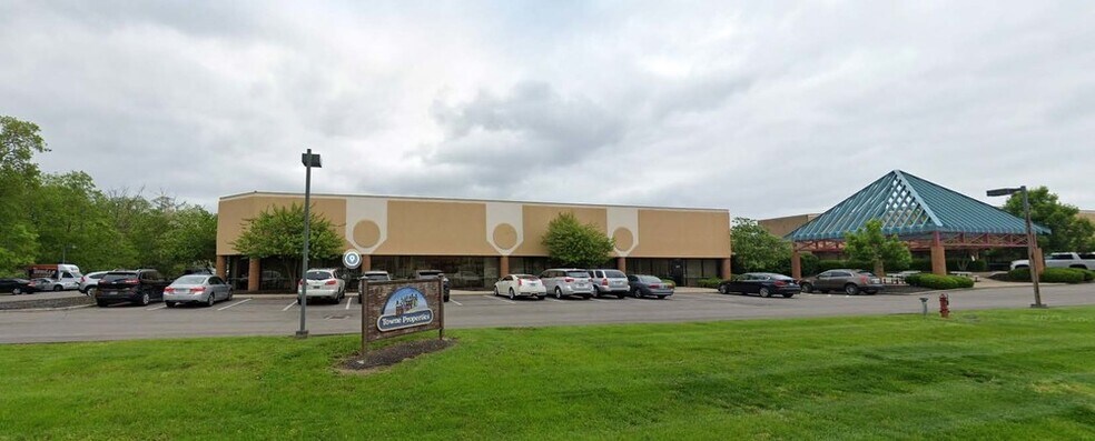11820 Kemper Springs Dr, Forest Park, OH à louer - Photo de l’immeuble – Image 3 sur 6