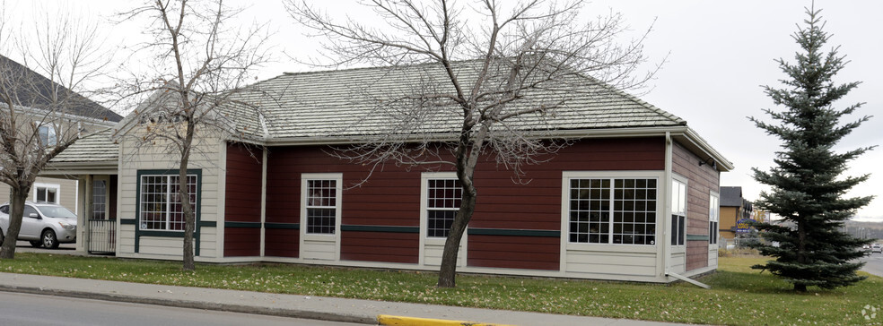 305 1st St E, Cochrane, AB à louer - Photo de l’immeuble – Image 3 sur 3