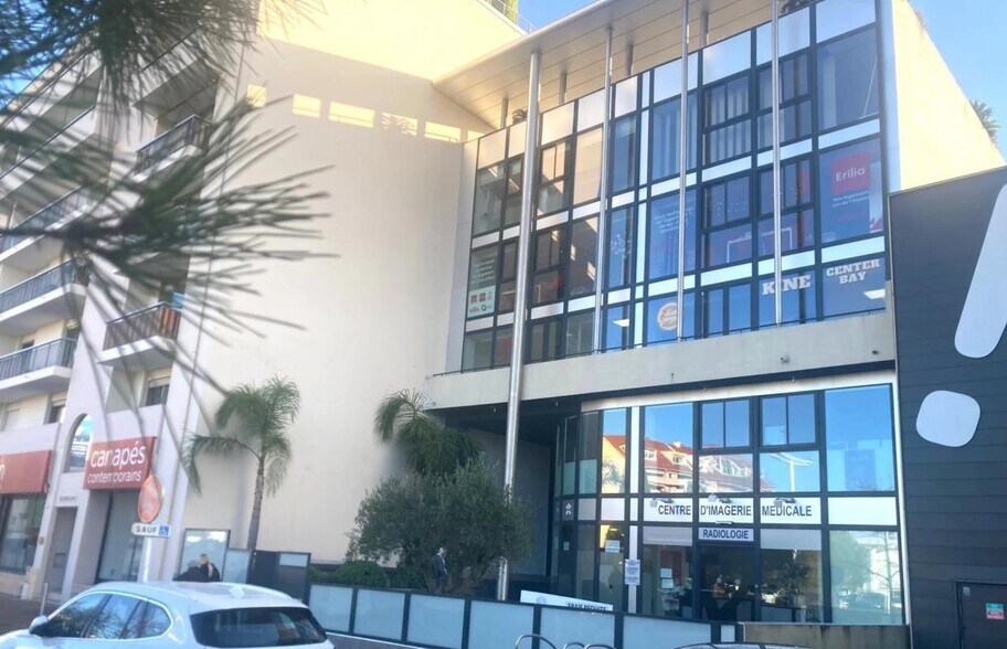155 Avenue Francis Tonner, Cannes à louer - Photo de l’immeuble – Image 1 sur 4