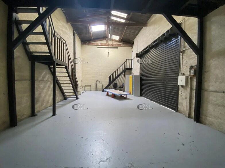 Local d’activités dans Combs-la-Ville à louer - Photo de l’immeuble – Image 2 sur 5