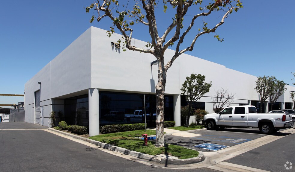 715 E Debra Ln, Anaheim, CA à louer - Photo de l’immeuble – Image 3 sur 5