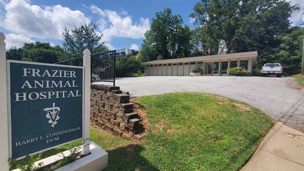 249 E Broad St, Greenville, SC à vendre - Photo de l’immeuble – Image 2 sur 4