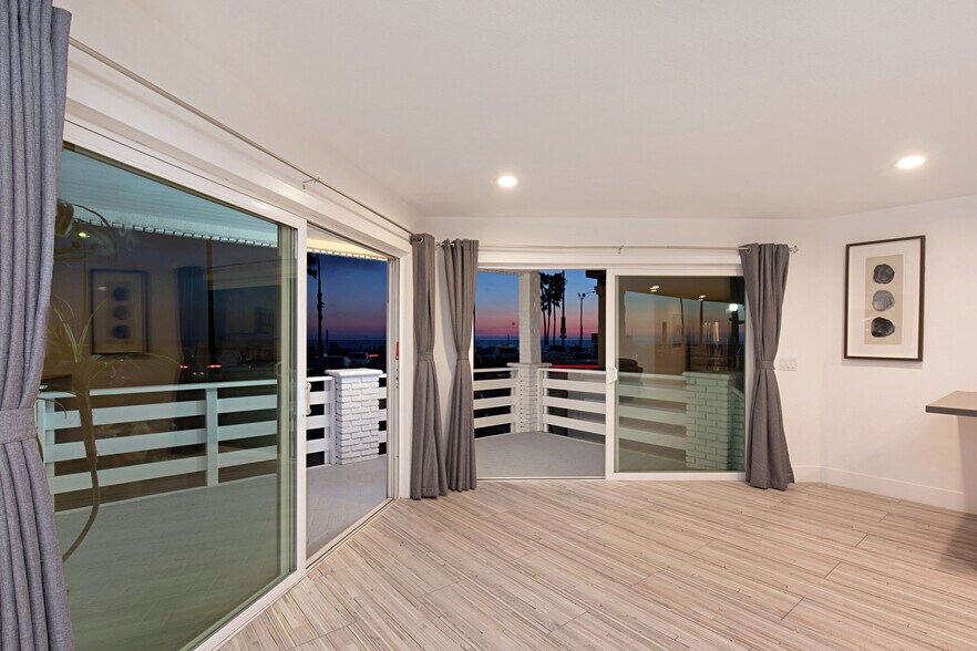 2212 W Oceanfront, Newport Beach, CA à vendre - Photo de l’immeuble – Image 2 sur 40