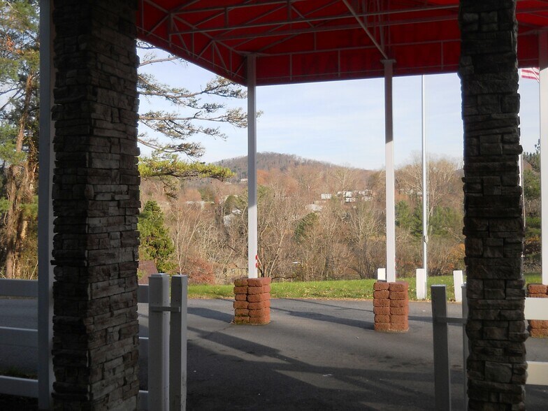 30 Dalea Dr, Asheville, NC à vendre - Photo de l’immeuble – Image 2 sur 3
