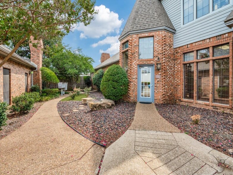 522 S Edmonds Ln, Lewisville, TX à louer - Photo de l’immeuble – Image 3 sur 28