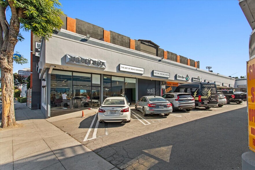 19642 Ventura Blvd, Tarzana, CA à louer - Photo de l’immeuble – Image 1 sur 12