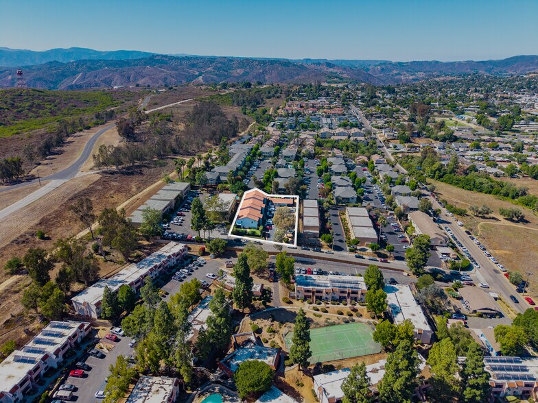 725 Alturas Ln, Fallbrook, CA à vendre - Photo de l’immeuble – Image 3 sur 35