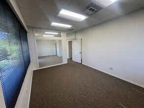 117-121 Paul Dr, San Rafael, CA à louer Photo de l’immeuble– Image 1 sur 7