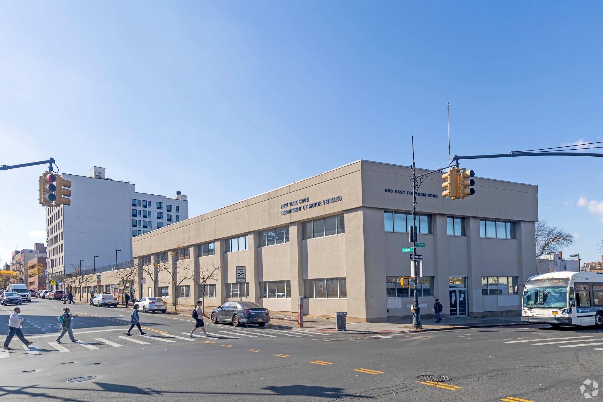 696 E Fordham Rd, Bronx, NY à louer Photo de l’immeuble– Image 1 sur 8