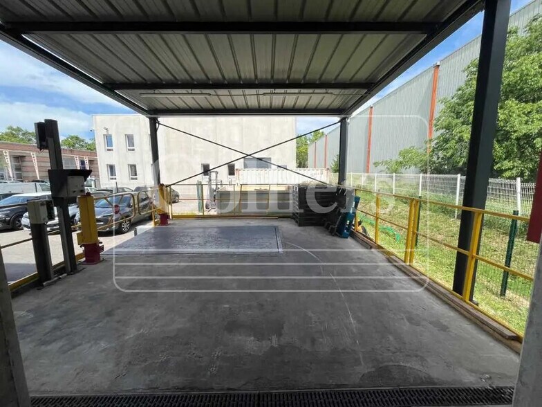 Local d'activités dans Vitrolles à vendre - Photo de l’immeuble – Image 2 sur 4