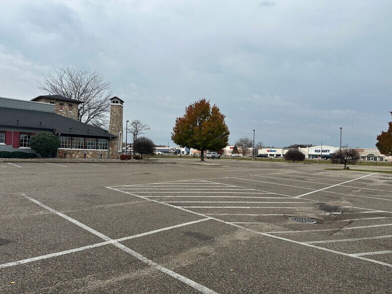 3015 W Shore Dr, Holland, MI à vendre - Photo de l’immeuble – Image 3 sur 17