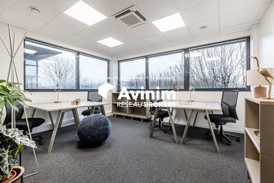 Bureau dans Élancourt à louer - Photo de l’immeuble – Image 1 sur 9