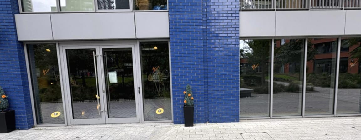 Orchard Pl, Londres à louer Photo de l’immeuble– Image 1 sur 2