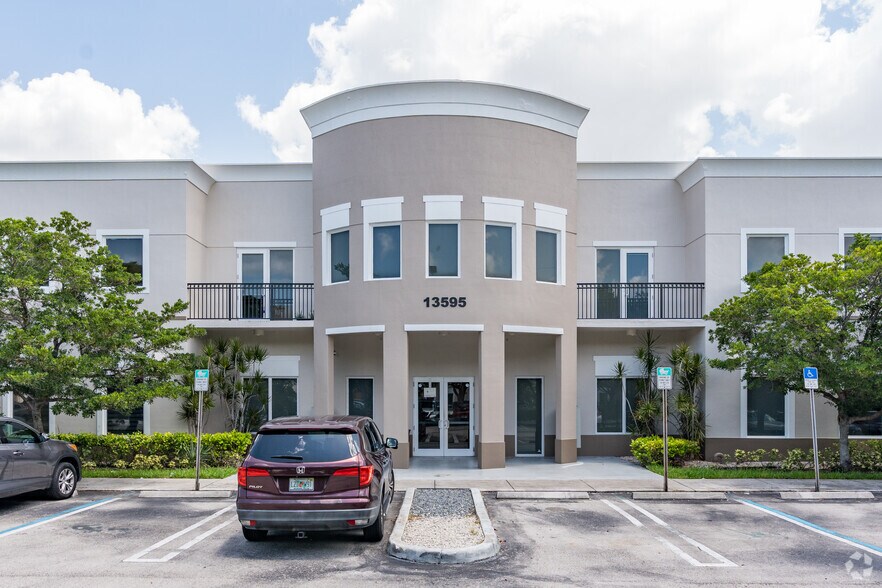 13595 SW 134th Ave, Miami, FL à louer - Photo de l’immeuble – Image 2 sur 3