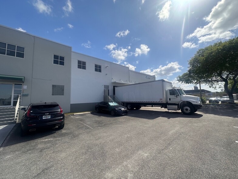 2800 NW 125th St, Miami, FL à louer - Photo de l’immeuble – Image 3 sur 10