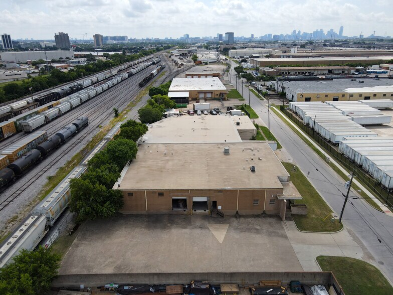 3825 Halifax St, Dallas, TX à vendre - Photo de l’immeuble – Image 1 sur 3