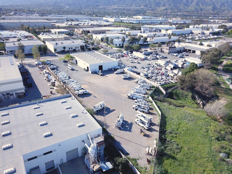 2073 Railroad St, Corona, CA à louer - Photo de l’immeuble – Image 2 sur 5