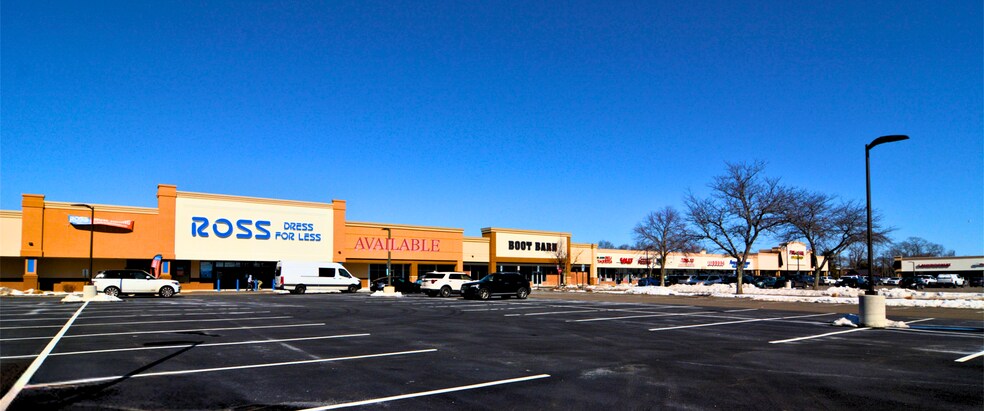 1080-1140 Old Country Rd, Riverhead, NY à louer - Photo de l’immeuble – Image 1 sur 28