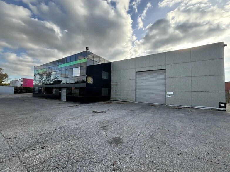 Bureau dans Vaulx-en-Velin à louer - Photo de l’immeuble – Image 1 sur 12