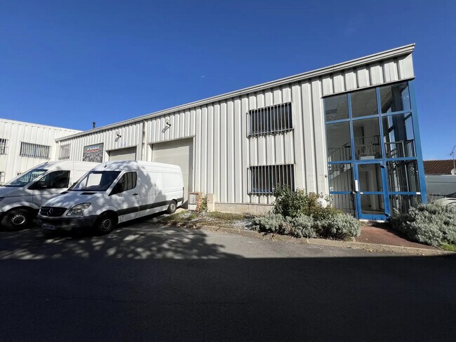 Plus de détails pour Local d'activités à louer