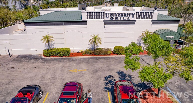 7790 Cypress Lake Dr, Fort Myers, FL à vendre - Photo de l’immeuble – Image 2 sur 4