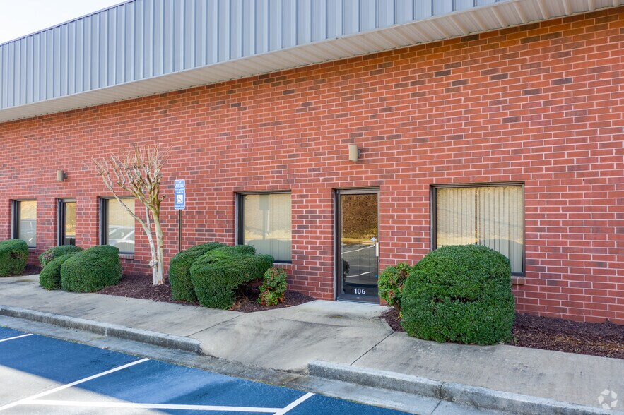 355 Brogdon Rd, Suwanee, GA à louer - Photo de l’immeuble – Image 3 sur 10