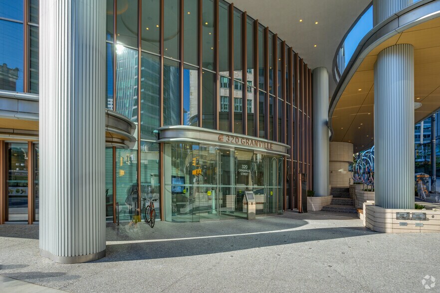 320 Granville St, Vancouver, BC à vendre - Photo de l’immeuble – Image 2 sur 25