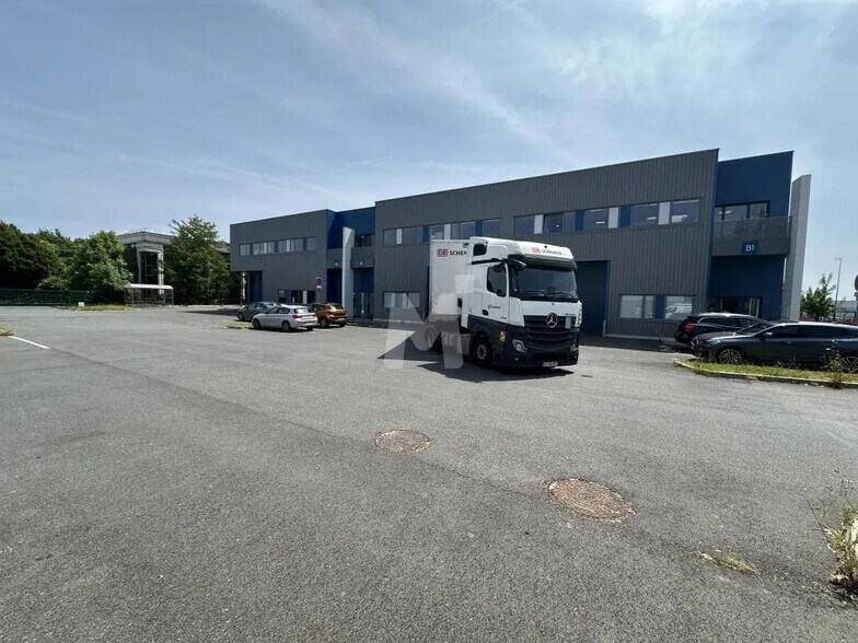 Local d’activités dans Villebon-sur-Yvette à louer - Photo de l’immeuble – Image 2 sur 7