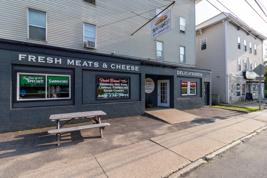 175 Main St, Winsted, CT à vendre - Photo de l’immeuble – Image 3 sur 57