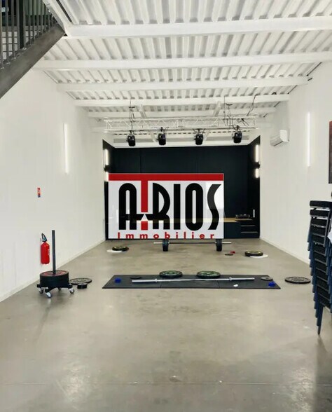 Local d'activités dans Carqueiranne à vendre - Photo de l’immeuble – Image 2 sur 10