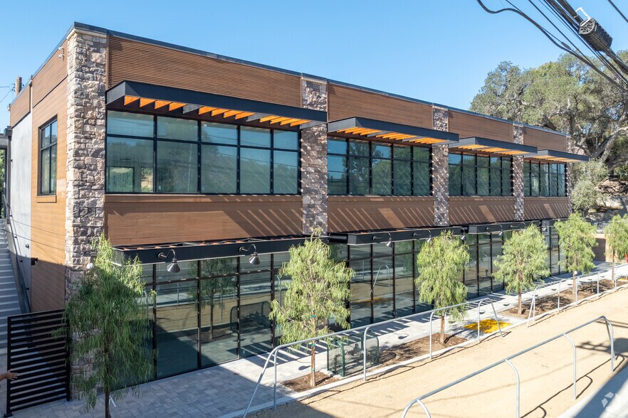 9668 Sunland Blvd, Shadow Hills, CA à louer - Photo de l’immeuble – Image 1 sur 27