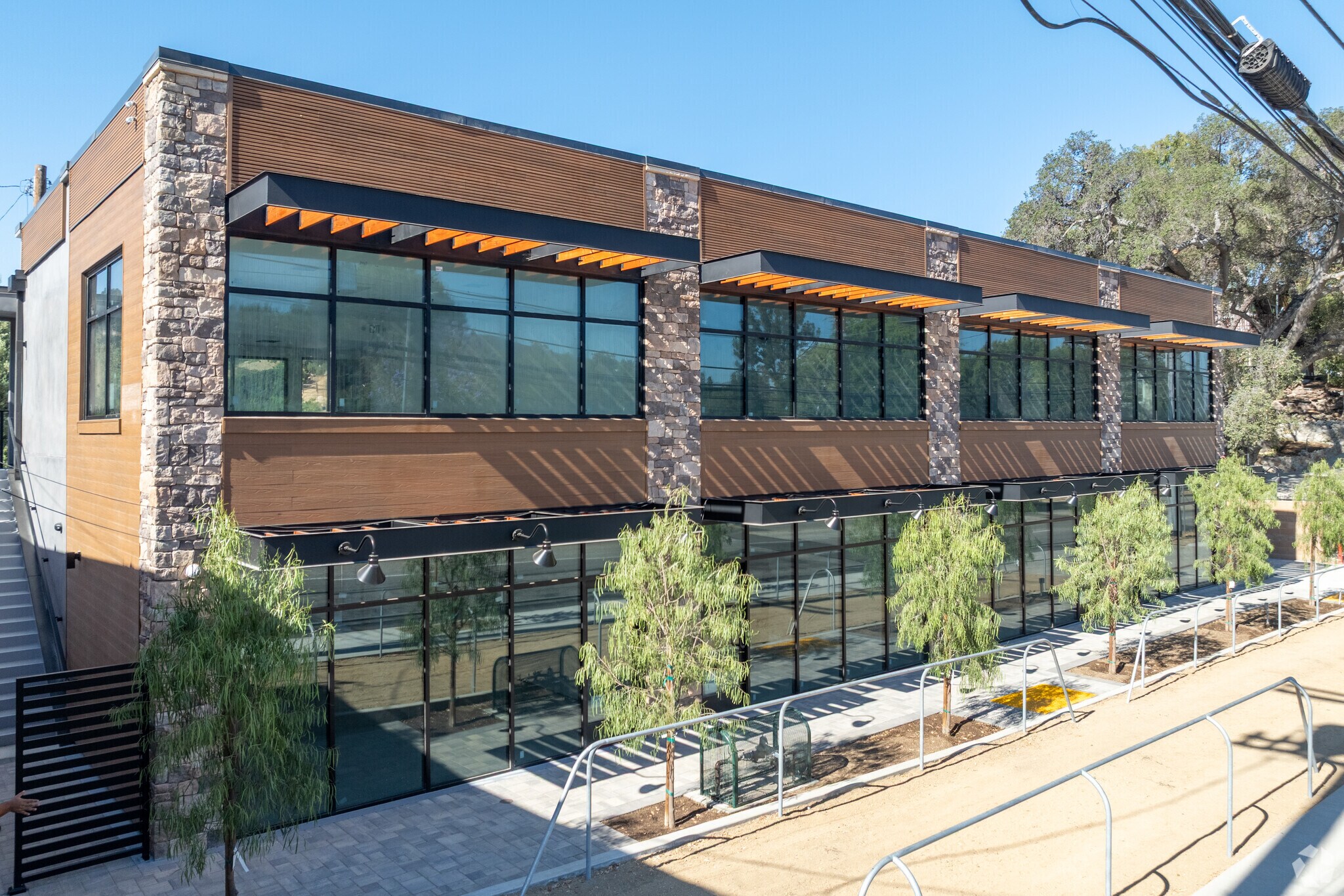9668 Sunland Blvd, Shadow Hills, CA à louer Photo de l’immeuble– Image 1 sur 28