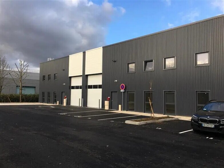 Local d’activités dans Croissy-Beaubourg à louer - Photo de l’immeuble – Image 1 sur 5