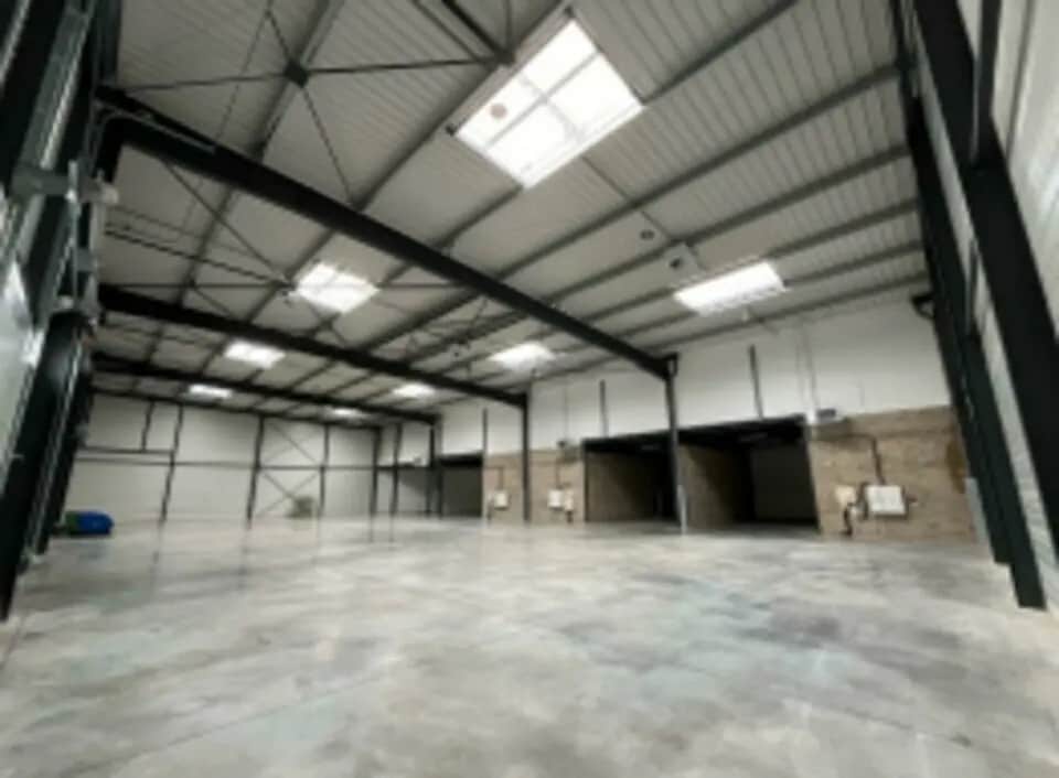 Local d'activités dans Vaulx-en-Velin à vendre Photo de l’immeuble– Image 1 sur 11