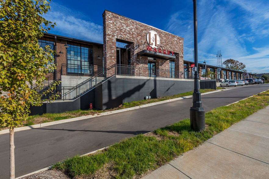 3814 Charlotte Ave, Nashville, TN à louer - Photo de l’immeuble – Image 1 sur 5