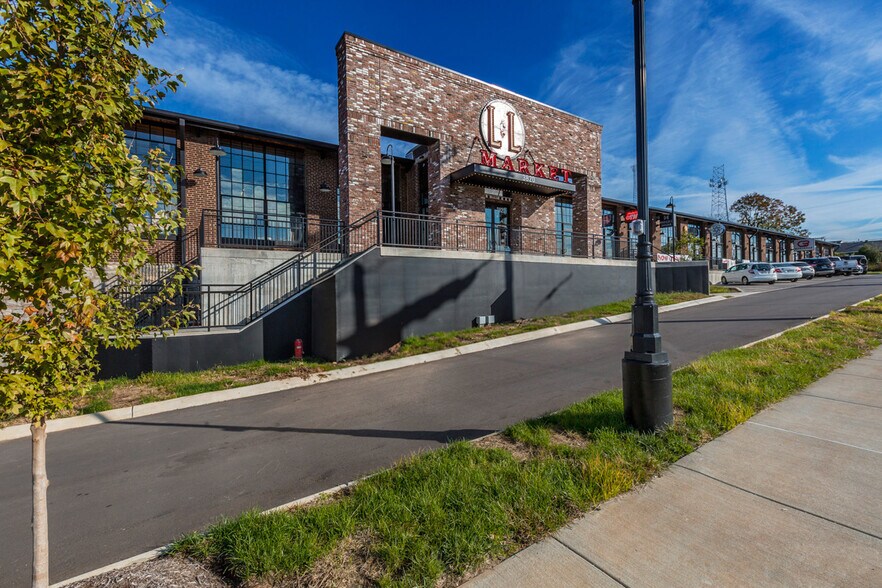 3814 Charlotte Ave, Nashville, TN à louer - Photo de l’immeuble – Image 2 sur 6