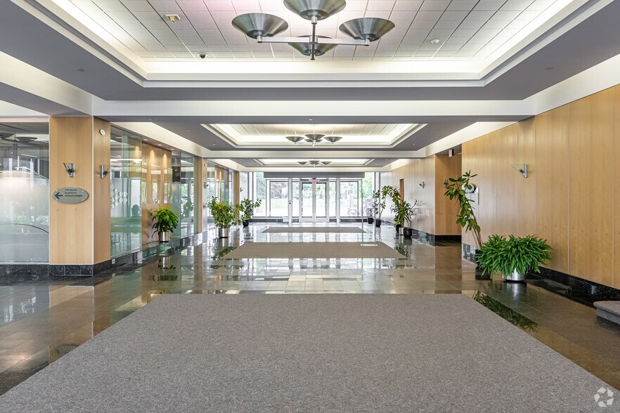400 March Rd, Ottawa, ON à louer - Hall d’entrée – Image 2 sur 6